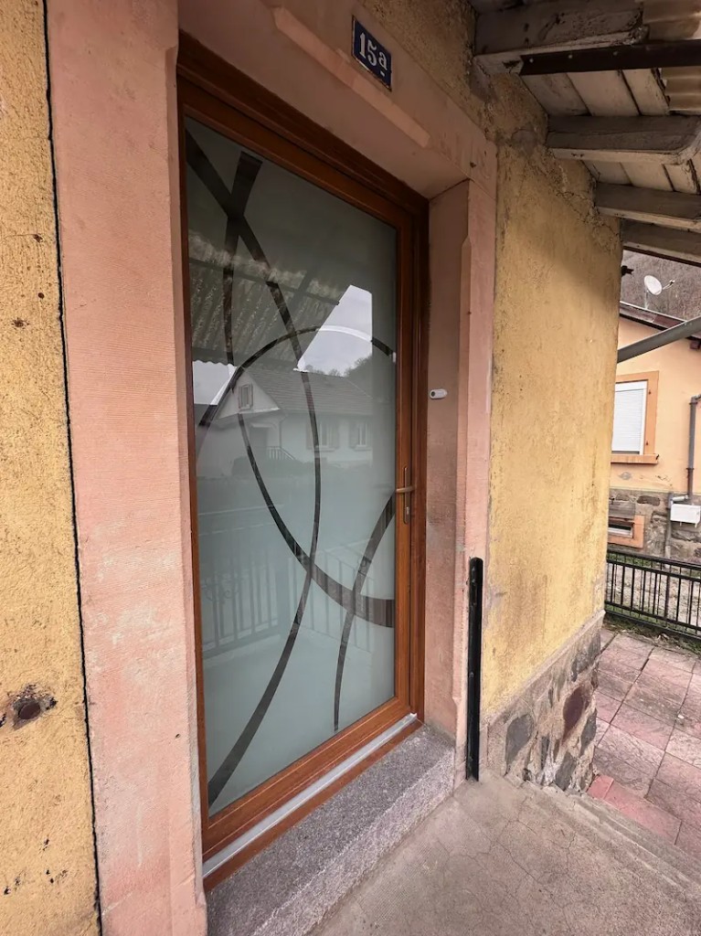 Porte d'entrée toute vitrée en PVC imitation faux-bois à Malmerspach