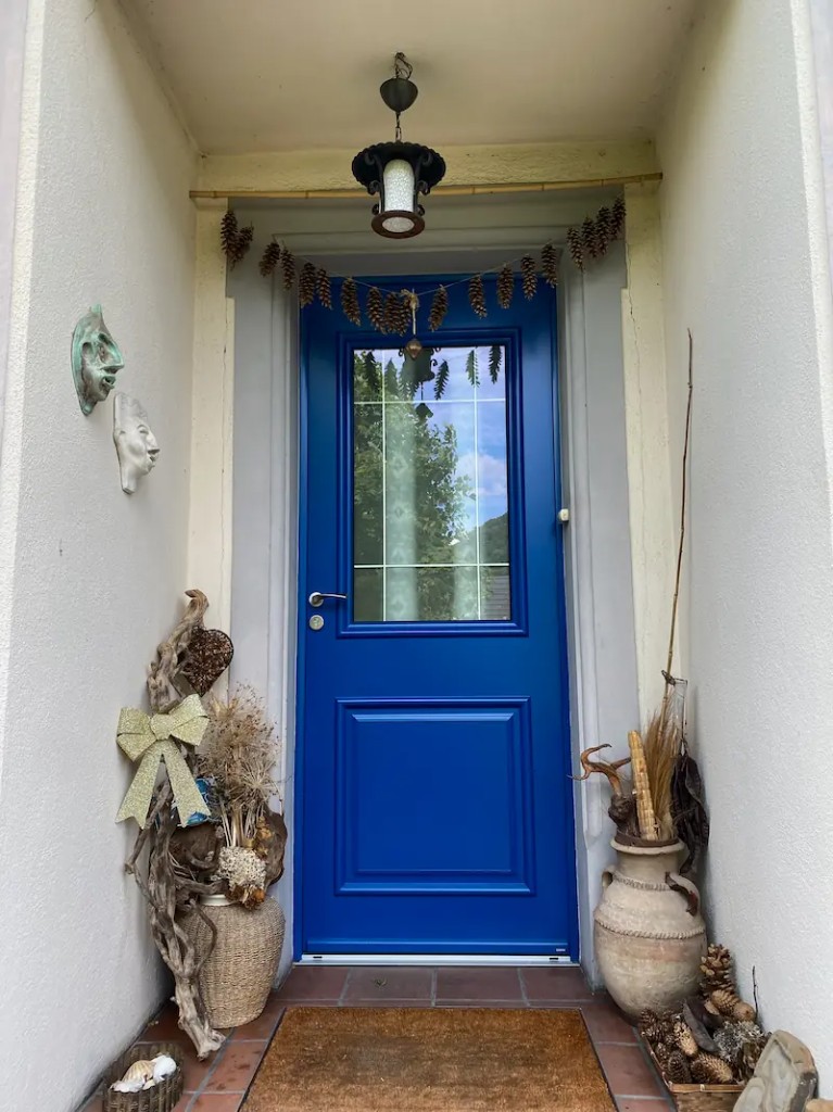 Porte d'entrée en aluminium alliant un style traditionnel et moderne