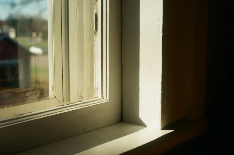 Ancienne fenêtre en bois avec un simple vitrage