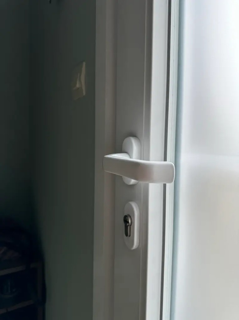 Poignée de porte d'entrée d'une porte sécurisante